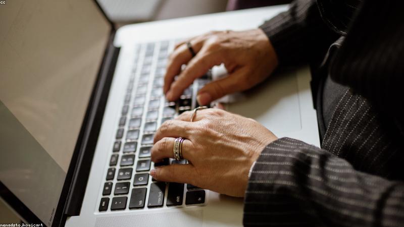 两位年轻用户使用噜噜社声音名片功能发送语音问候